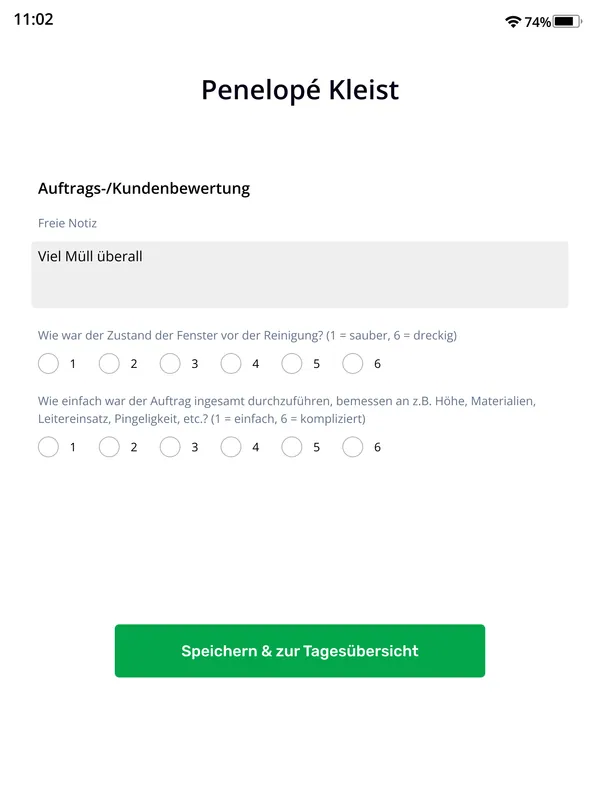 Außendienst-App auf dem iPad im Hochformat, das Team bewertet Zustand und Aufwand des Auftrags